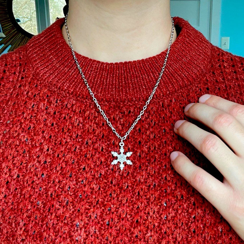 ❄️Dainty snowflake necklace❄️